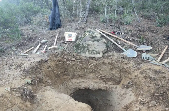 Karacasu’da kaçak kazıya jandarmadan suçüstü
