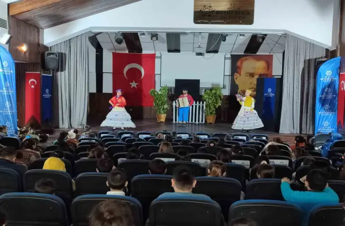 Karacasulu minikler Büyükşehir’in tiyatrosuyla eğlendi
