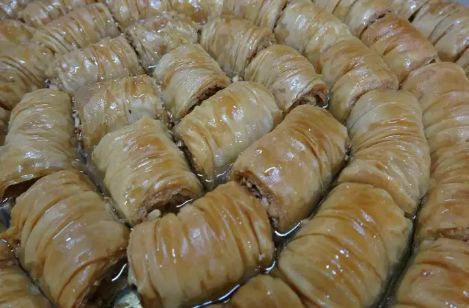 Karadeniz’in öne çıkan tatlıları arasında yerini alan Laz böreği ve gocaman gerdanı Ramazan’da daha çok ilgi görüyor
