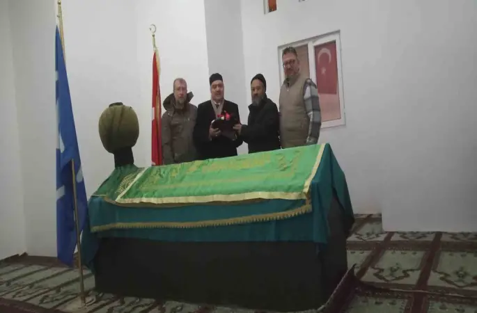 Karadona Hamza Bey’in türbesine Sakal-ı Şerif hediye edildi
