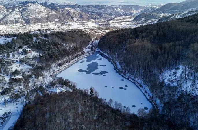 Karagöl Tabiat Parkı beyaza büründü, gölün yüzeyi buz tuttu
