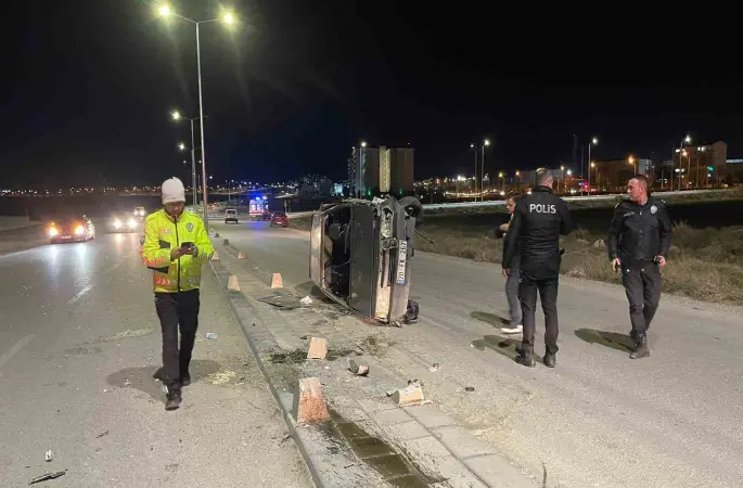 Karaman’da beton duba ve aydınlatma direğine çarpan otomobil yan yattı: 2 yaralı
