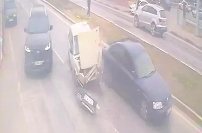 Karaman’da güvenlik kamerasına yansıyan kazada 1 kişi yaralandı
