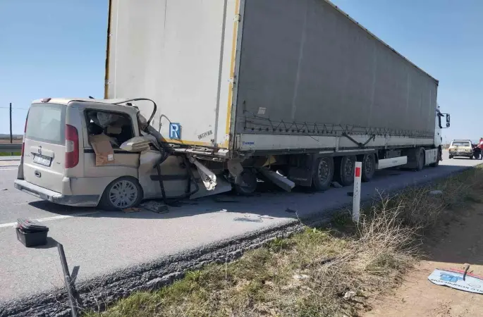 Karaman’da hafif ticari araç tırın dorsesine ok gibi saplandı: 1 ağır yaralı
