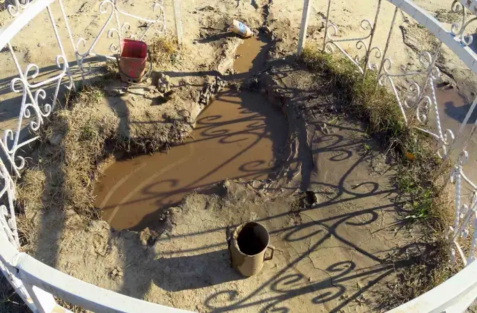 Karaman’da mezarlıkta çıkan yağlı çamurun şifa dağıttığına inanılıyor
