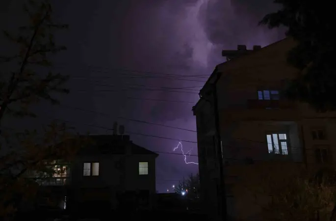 Karaman’da şimşekler geceyi aydınlattı
