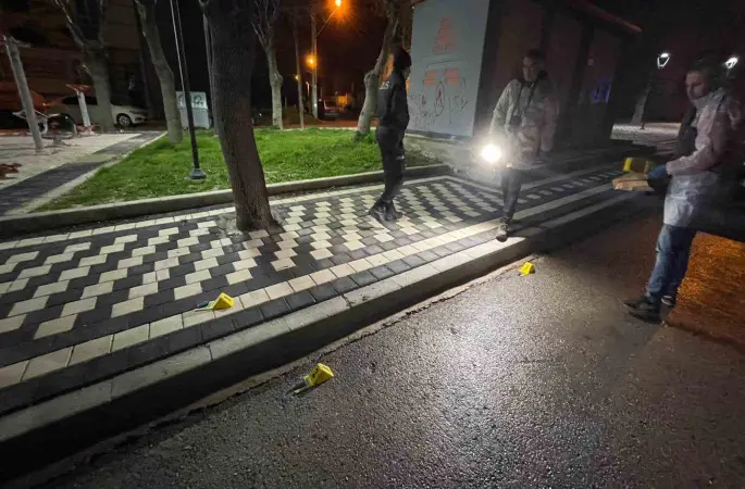 Karaman’da tüfekle rastgele ateş açıldı: Saçmalar otomobil ile binaya isabet etti
