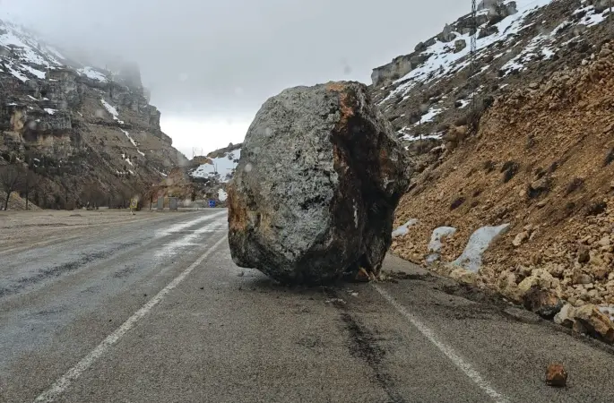 Karaman’da yola dev kaya düştü
