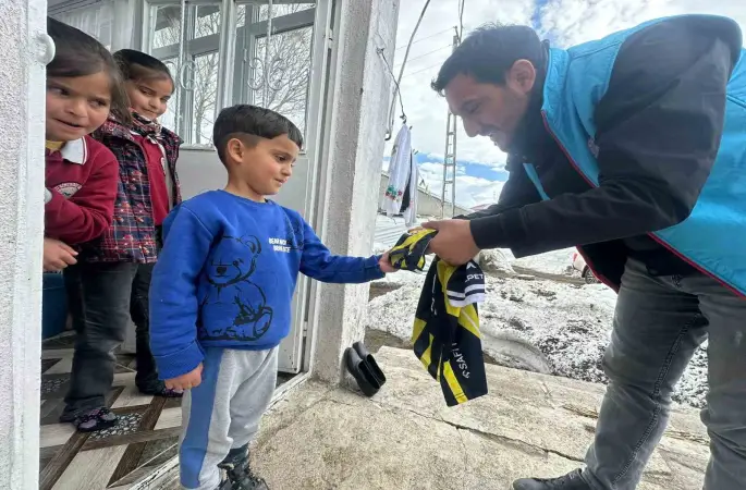 Karayazı Kaymakamı Titiz’den çocuklara anlamlı sürpriz
