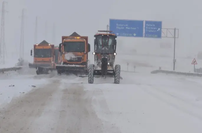 Karayolları ekipleri karla mücadele için seferber oldu
