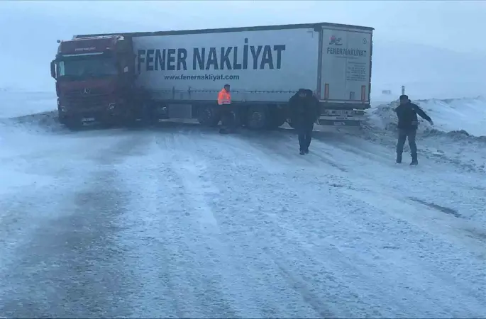 Karda kayan tır yolu ulaşımı kapattı
