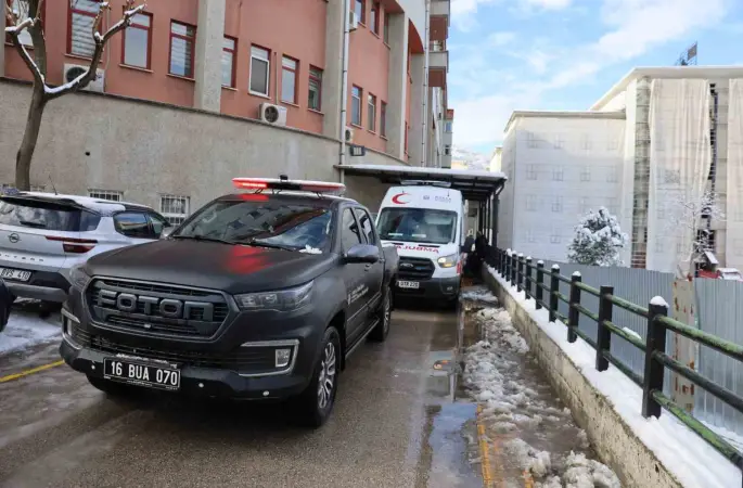 Kardan yolu kapanan hastaya büyükşehir ekipleri yetişti
