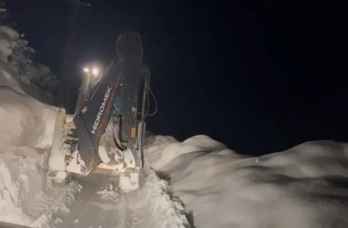 Karla mücadele ekipleri gece gündüz yol açıyor
