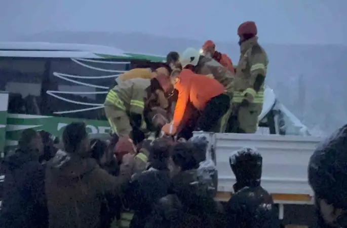 Karlı yolda kayan otobüs tıra çarptı: Yolcuları kurtarma çalışmaları sürüyor
