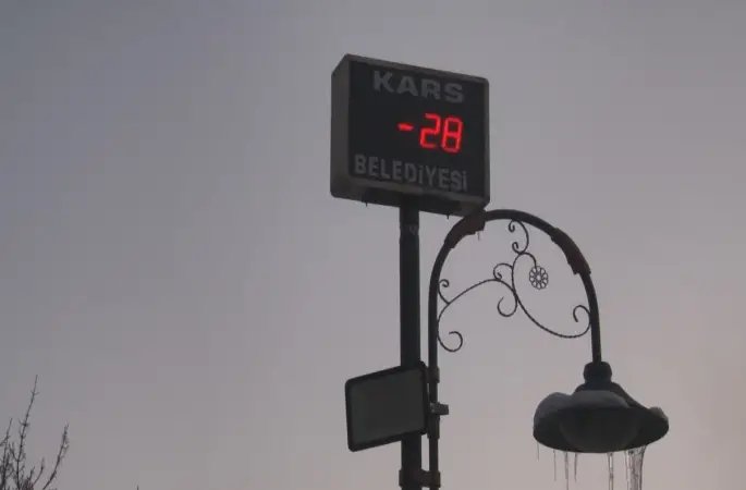 Kars buz tuttu: Termometreler eksi 28’i gösterdi
