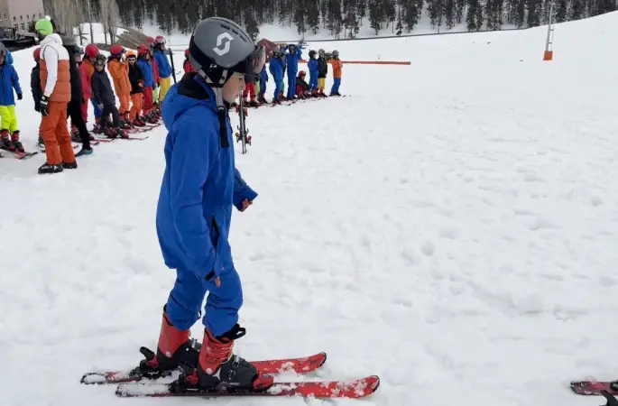 Kars’ın çocukları Nisan’da 2 metre kar üzerinde kayak öğreniyor
