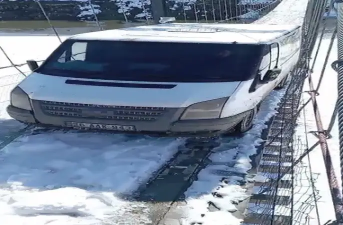 Kars’ta asma köprüde minibüs mahsur kaldı
