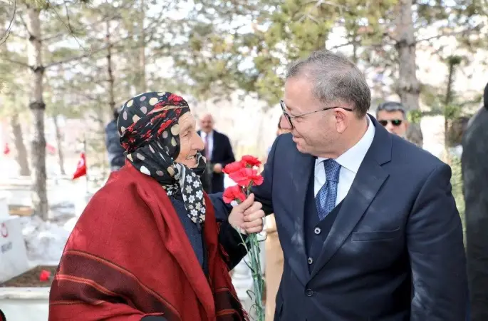 Kars’ta bayramda şehitliğe anlamlı ziyaret
