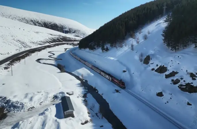 Kars’ta Doğu Ekspresi’ne yoğun ilgi: Vatandaşlar bayram tatili için masalsı yolculuğu tercih ediyor
