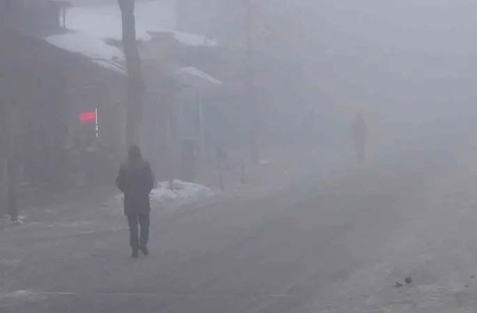 Kars’ta göz gözü görmüyor: Kent siste kayboldu
