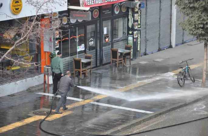 Kars’ta kaldırımlar tazyikli suyla yıkanıyor
