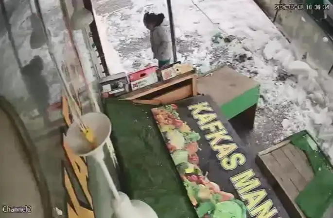 Kars’ta kar kütlesinden şans eseri kurtuldu
