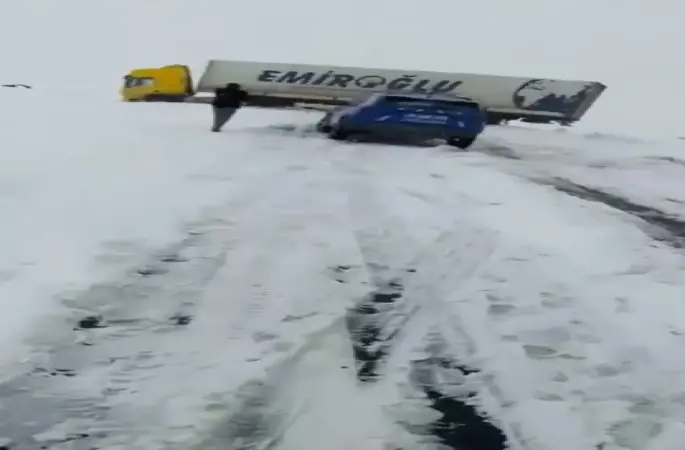 Kars’ta kayan tır kara yolunu ulaşıma kapattı
