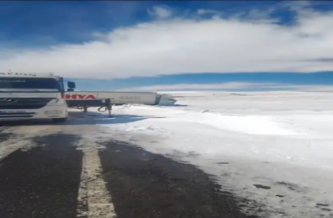 Kars’ta kayan tır yolu kapattı
