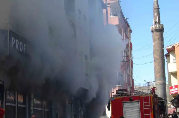 Kars’ta korkutan yangın: Mobilya deposu alevlere teslim oldu

