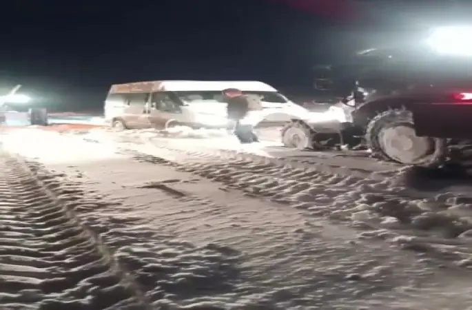 Kars’ta minibüs kara saplandı, mahsur kalan vatandaşlar kurtarıldı
