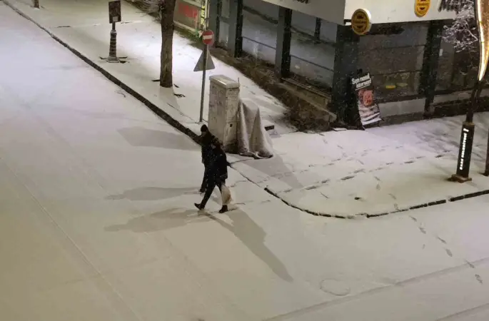 Kars’ta Nisan sürprizi: Şehir merkezi 5 dakikada beyaza büründü
