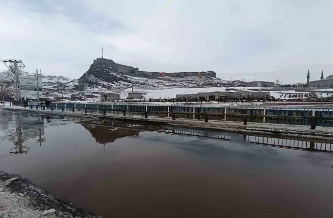 Kars’ta Şubat ayında karlar eriyor
