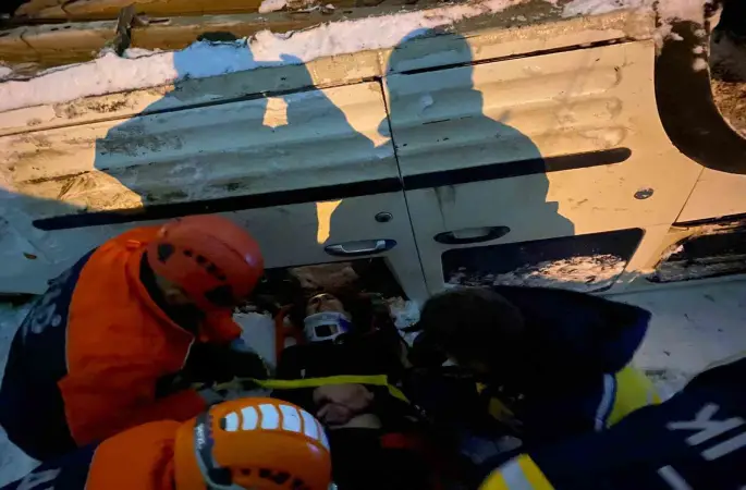 Kars’ta takla atan hafif ticari araçta can pazarı yaşandı
