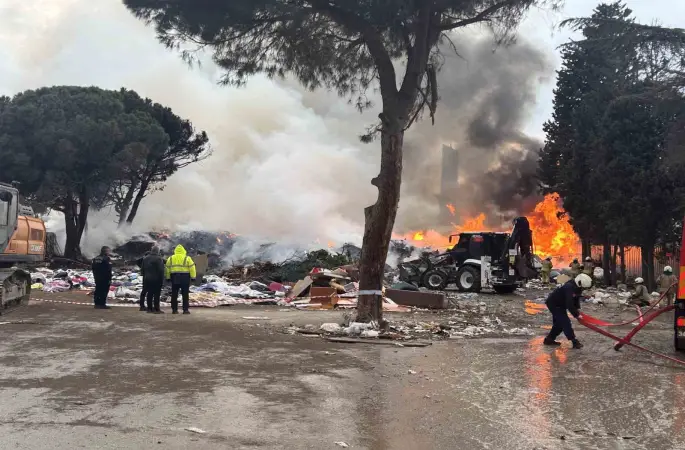 Kartal’da çöplük alanda korkutan yangın: Gökyüzü dumanlarla kaplandı

