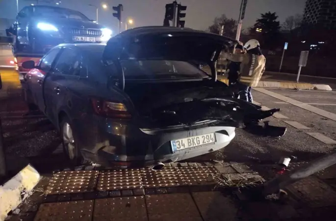 Kartal’da iki otomobil çarpıştı: 2 yaralı
