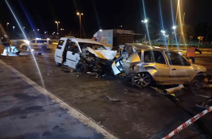 Kartal’da sahil yolunda hafif ticari araç park halindeki otomobile çarptı: 4 yaralı
