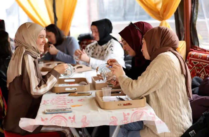 Kartepe’de kurulan otağ çadırında geleneksel sanatlar yaşatılıyor

