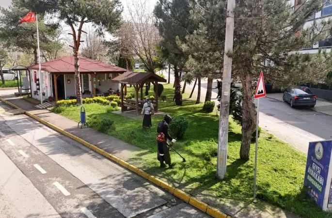 Kartepe’de yeşil alanlarda bakım ve temizlik çalışmaları sürüyor

