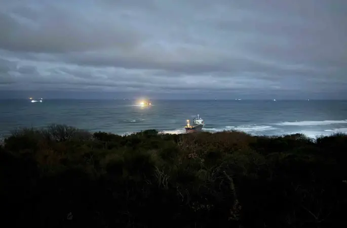Kastamonu açıklarında 10 gün önce vurulan gemi Sarıyer açıklarında karaya oturdu
