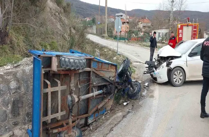Kastamonu’da otomobil ile "pat pat" çarpıştı: 3 yaralı
