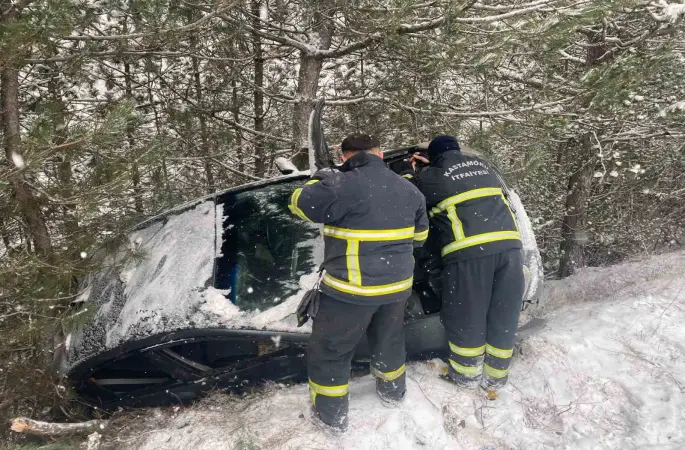 Kastamonu’da otomobil şarampole yuvarlandı: 2 yaralı
