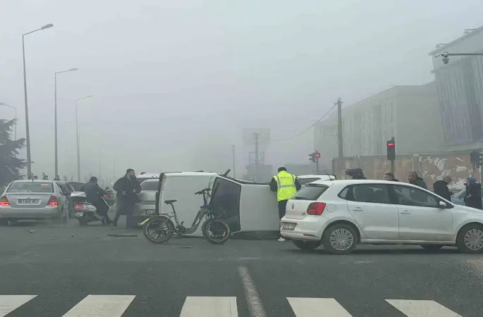Kavşakta meydana gelen kazada 4 kişi yaralandı
