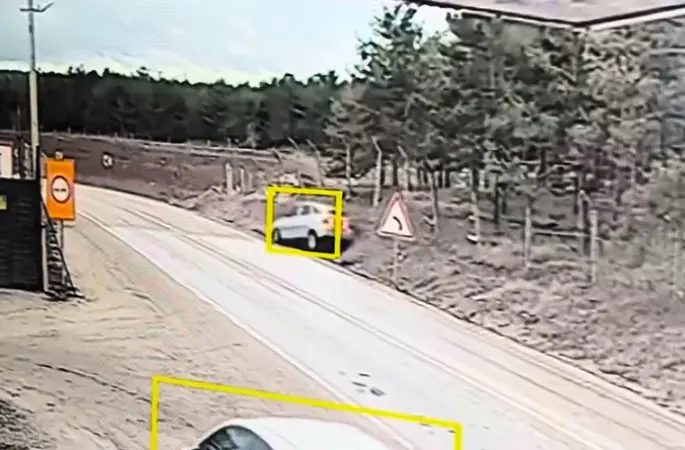 Kaygan yolda takla atan araçtaki 2 kişi yaralandı
