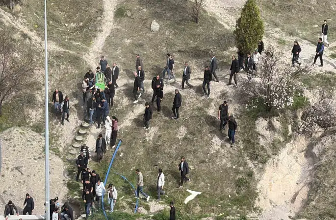 Kayıp olarak aranan genç, dağlık alanda ölü bulundu
