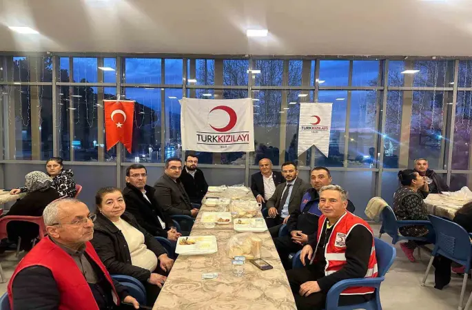 Kaymakam Dalak kurum amirleriyle Kızılay’ın iftarında vatandaşlarla buluştu
