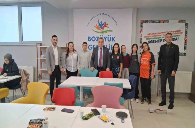 Kaymakam Öztürk Bozüyük Gençlik ve Spor Merkezi’nde öğrencilerle buluştu
