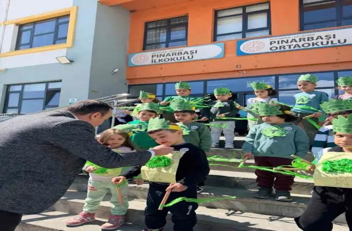 Kaymakam Pelvan öğrencilerle fidan dikti
