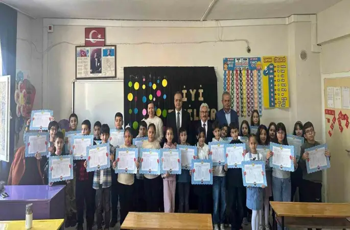 Kaymakamı Çelikkol çocukların karne sevincine ortak oldu
