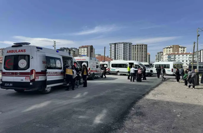 Kayseri’de iki servis aracının çarpıştığı kaza anı güvenlik kamerasında
