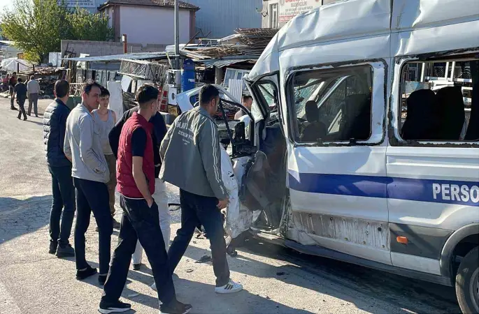 Kayseri’de işçi servisi ile kamyon çarpıştı: 8 yaralı
